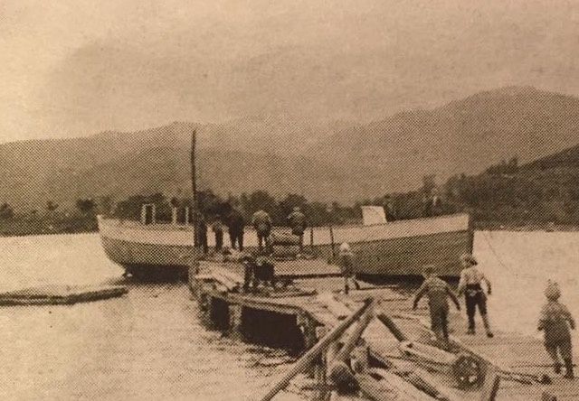 Georg Eide byggjer om Toftevåg medan den ligg ved Selseth sin kai i Toftevåg.