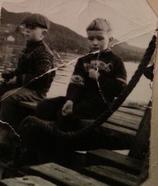 Fiske på Landakaien. Her fiskar Kristian Rein og eg gandaråte mellom kaiborda med hyssing og kuhond som agn.
