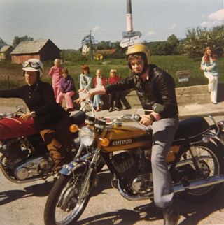 Foto: Hallgeir Tvedten. Margun med Norton og Hallgeir med Suzuki