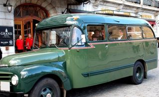 Bildet er ikkje autentisk, men omtrent slik såg fabrikkbussen på Sæbøvik ut. Vonar å få tak i original bilde etterkvart.