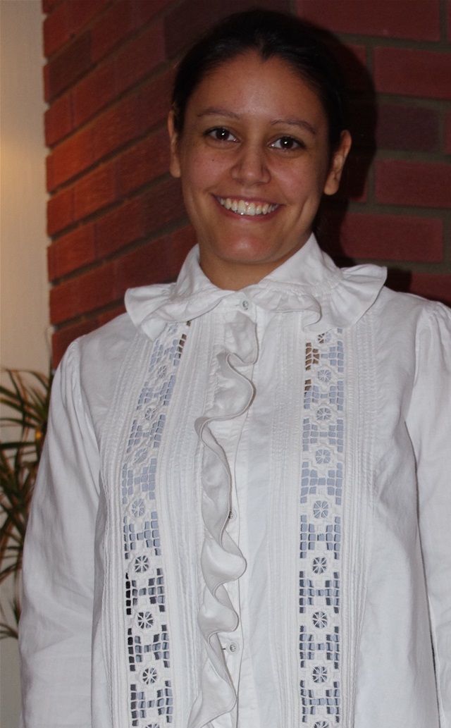 Dotter mi Ida Matilde Sæbø som Røysataus i  Ingeborg Sofie Andersdotter Sjo (Soffio) si nattskjorte.