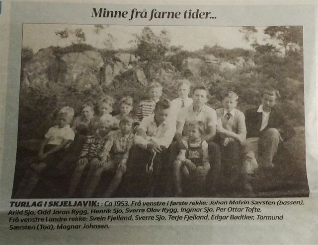 Eit knippe med gutar frå Sæbøvik på badetur i Skjeljavikjo i 1953.   Avisutklipp: Sigurd B. Sjo