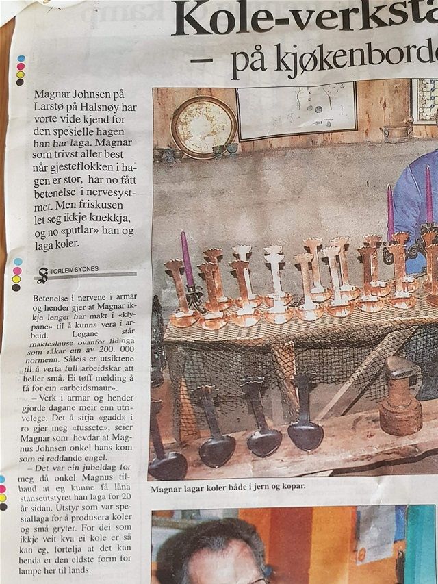 Magnar Johnsen produserar koler heima på kjøkkenet. Bladet Sunnhordland februar 2001. Utklipp: Kiin Gram Nygaard