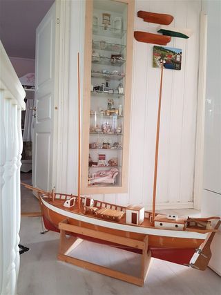 «Relis» klar for rigging. På veggen  kan ein også sjå halvmodellar av båtar bygd på Nygård. Foto: Kiin Gram Nygaard