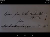 På sølvbryllupsdagen fekk Martin og Madel Enoksen ny bibel i gåve frå Andreas Silseth og frue.