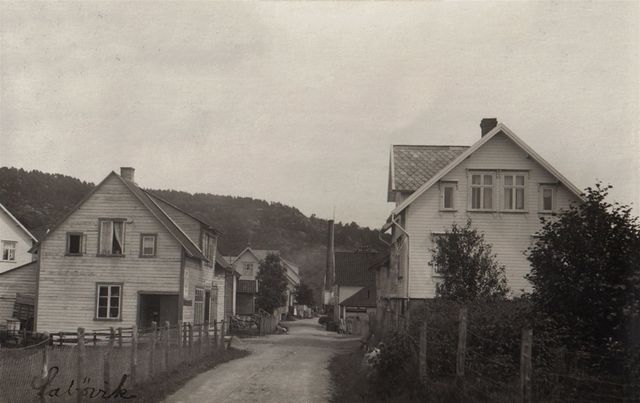 Foto: Gudveig Ringheim. Gamla Handelslaget til venstre i bildet.