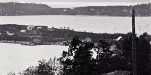 Sæbøvik i tidleg fase. Legg merke til telefonstolpen med den karakteristiske isolatoren på toppen.