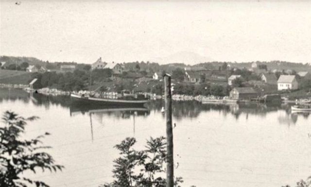 Sæbøvik litt seinare. Sentrum tar form og Christian Bjelland sin fabrikk no.13 er oppført.