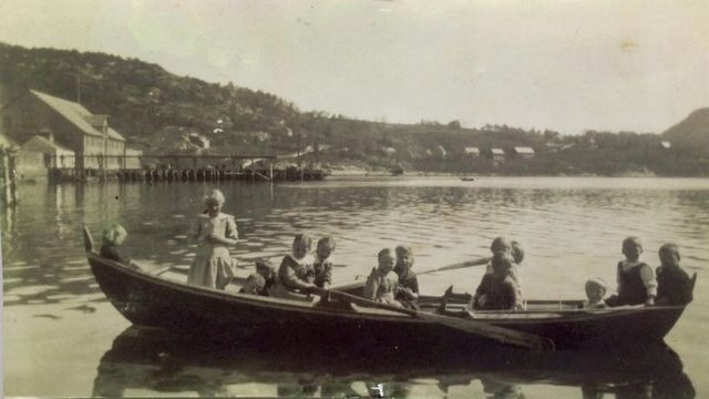 Foto: Torbjørn Lura. Ikkje berre arbeid og slit, ungane på Sæbøvik tok gjerne robåten fatt.