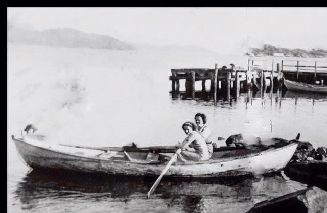 Foto: Torbjørn Lura. Her er mykje Sæbøvik historie. I framgrunnen Røysabryggjo.I båten ser me Særstenjentene Magnhild og Hilda. Bak ser me Særstenkaien , og på Sjoøya står fortsatt notahuset til Røysarane. Det blei tatt av ein storm i 1952.