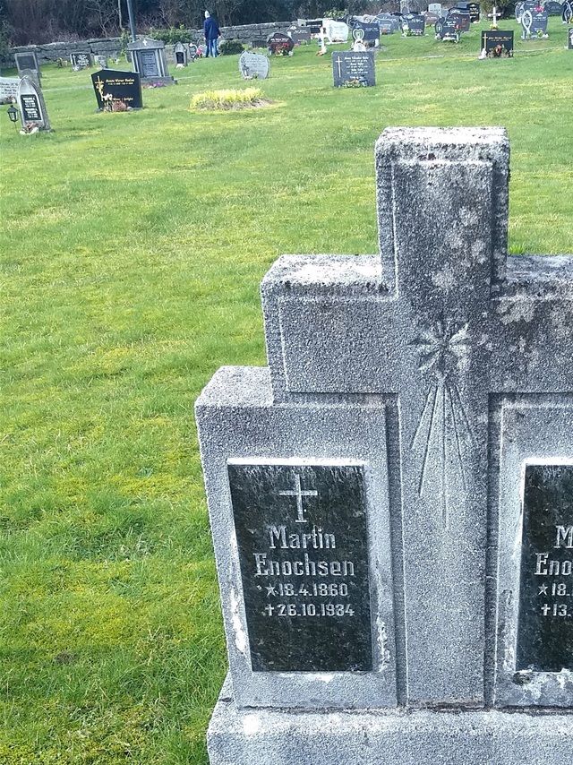 Grava til Madel og Martin Enoksen er nå blitt freda opplyser Per Bjarne Johnsen. Støtta vil bli flytta bort ved sidan av bautasteinen. På gravstøtta  er Enoksen av ein eller annan grunn skrive med «ch»,  men sjølv skreiv han alltid Enoksen med k.