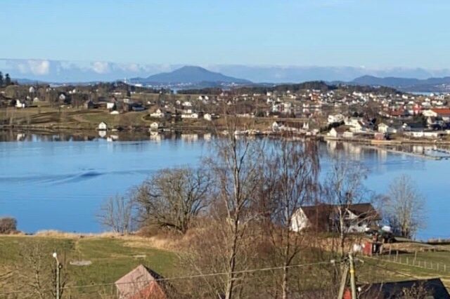 Sjo i bakgrunnen og Nedre Sæbø slik det er i dag