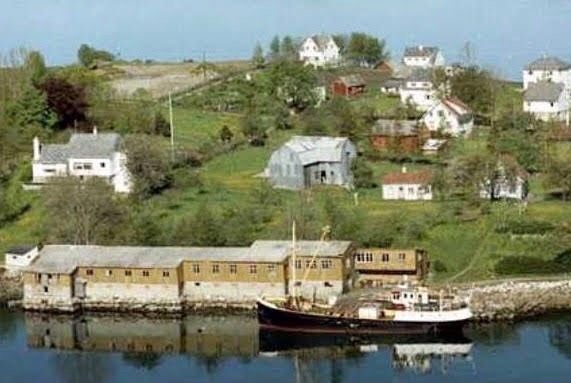 Kjerret. I framgrunnen ser me Østegaard Trevarefabrikk og Koløyholm.
